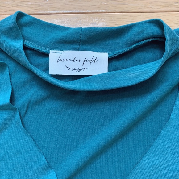 Triangle cutout choker blouse - Picture 3 of 4